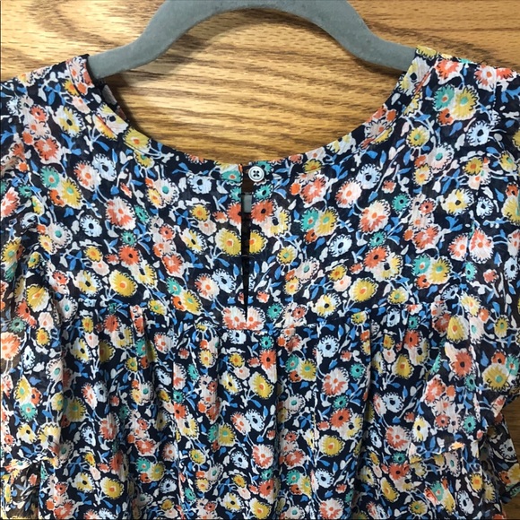 SOLD!! LOFT Flutter Sleeve Floral Top Size XS - Picture 9 of 12
